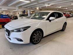 Vit Begagnad 2017 Mazda 3 Inclusive Halvkombi | 74 900 kr (Bra pris)