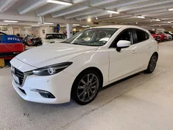 Vit Begagnad 2017 Mazda 3 Inclusive Halvkombi | 74 900 kr (Bra pris)