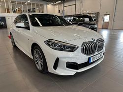 Vit (alpinvit) Begagnad 2023 BMW 118 M Sport Halvkombi | 309 000 kr (Dyr)