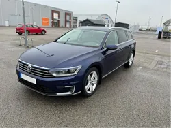 Blå Begagnad 2018 VW Passat GTE Kombi | 153 000 kr (Marknadspris)