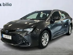 Mörkgrå Begagnad 2024 Toyota Corolla Active Kombi | 299 900 kr (Marknadspris)