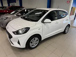Vit Ny 2024 Hyundai i10 Essential Halvkombi | 179 000 kr (Marknadspris)