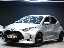 Silver Begagnad 2022 Toyota Yaris Hybrid Active Halvkombi | 189 900 kr (Marknadspris)
