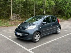 Grå Begagnad 2009 Peugeot 107 Halvkombi | 19 500 kr (Marknadspris)