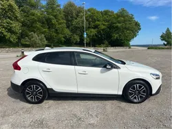 Vit Begagnad 2019 Volvo V40 CC Kinetic Kombi | 198 900 kr (Marknadspris)