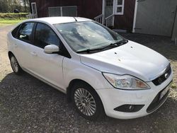 Vit Begagnad 2011 Ford Focus Platinum Halvkombi | 37 500 kr (Marknadspris)