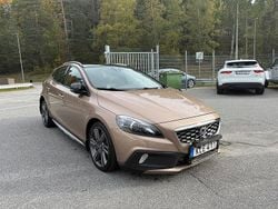 Brun Begagnad 2014 Volvo V40 CC Summum Kombi | 89 900 kr (Marknadspris)