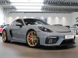Grå (arctic grey) Begagnad 2022 Porsche 718 Cayman GT4 Sportkupé | 1 275 000 kr (Marknadspris)