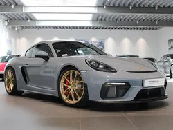 Grå (arctic grey) Begagnad 2022 Porsche 718 Cayman GT4 Sportkupé | 1 275 000 kr (Superpris)