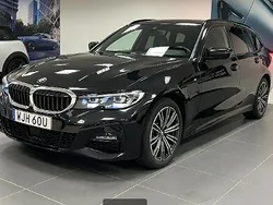 Svart Begagnad 2021 BMW 330e M Sport Kombi | 339 500 kr (Marknadspris)