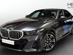 Grå (grey) Begagnad 2024 BMW 520 M Sport Sedan | 588 700 kr (Marknadspris)