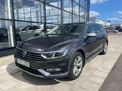 Mörkgrå Begagnad 2017 VW Passat Alltrack Executive Kombi | 224 900 kr (Marknadspris)
