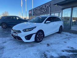 Vit Begagnad 2022 Kia Ceed Plus Halvkombi | 209 700 kr (Bra pris)