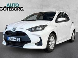 Vit Begagnad 2020 Toyota Yaris Hybrid Active Halvkombi | 149 900 kr (Marknadspris)