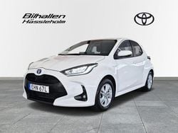 Vit Begagnad 2021 Toyota Yaris Hybrid Halvkombi | 199 900 kr (Marknadspris)