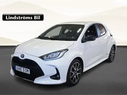 Vit Begagnad 2022 Toyota Yaris Hybrid Style Halvkombi | 224 900 kr (Marknadspris)