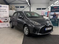 Grå Begagnad 2015 Toyota Yaris Hybrid Halvkombi | 129 900 kr (Marknadspris)