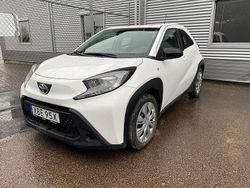 Vit Begagnad 2022 Toyota Aygo X X-play SUV | 159 900 kr (Marknadspris)