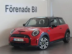 Röd (chili röd ) Begagnad 2022 Mini Cooper SE Halvkombi | 229 000 kr (Marknadspris)