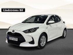 Vit Begagnad 2021 Toyota Yaris Hybrid Active Halvkombi | 214 900 kr (Marknadspris)