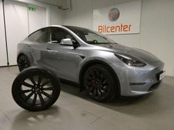 Grå Begagnad 2023 Tesla Model Y Performance SUV | 429 900 kr (Marknadspris)