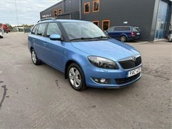 Blå Begagnad 2015 Skoda Fabia Ambiente Halvkombi | 44 900 kr (Marknadspris)