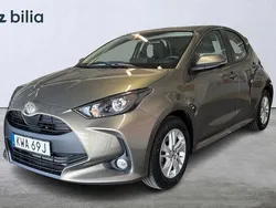 Grön Begagnad 2024 Toyota Yaris Hybrid Active Halvkombi | 254 900 kr (Marknadspris)