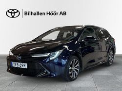 Mörkblå (blå) Begagnad 2022 Toyota Corolla Style Kombi | 294 900 kr (Marknadspris)