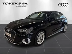 Svart (brilliantsvart) Begagnad 2023 Audi A3 Sportback Advanced Halvkombi | 244 900 kr (Marknadspris)