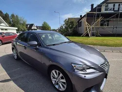 Grå Begagnad 2014 Lexus IS300h Executive Line Sedan | 165 000 kr (Marknadspris)
