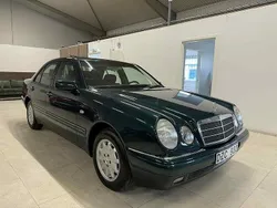 Mörkgrön Begagnad 1996 Mercedes E230 Elegance Sedan | 59 900 kr