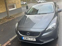 Grå Begagnad 2014 Volvo V40 Kinetic Halvkombi | 130 000 kr (Marknadspris)