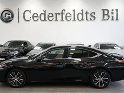 Svart Begagnad 2022 Lexus ES300H Limited Edition Sedan | 398 900 kr (Marknadspris)