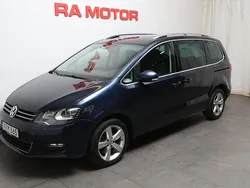 Mörkblå (blå metallic ) Begagnad 2015 VW Sharan Minibuss | 139 800 kr (Marknadspris)