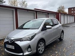 Silver Begagnad 2015 Toyota Yaris Hybrid Active Halvkombi | 105 000 kr (Bra pris)