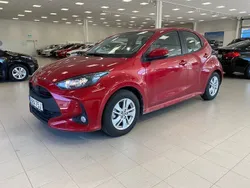 Röd Begagnad 2024 Toyota Yaris Hybrid Active Halvkombi | 269 900 kr (Dyr)