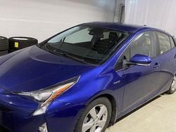 Mörkblå Begagnad 2016 Toyota Prius Halvkombi | 179 900 kr (Marknadspris)