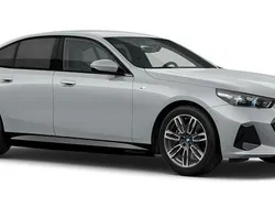 Grå (m brooklyn grey metallic) Ny 2025 BMW i5 Shadowline Sedan | 692 000 kr (Marknadspris)