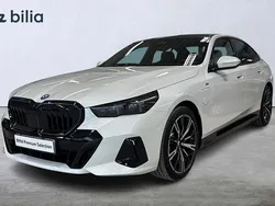Vit Begagnad 2025 BMW 530e M Sport Sedan | 729 900 kr (Marknadspris)