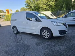 Vit Begagnad 2015 Peugeot Partner Minibuss | 44 900 kr (Bra pris)