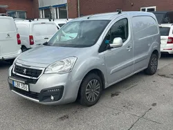 Ljusgrå (grå) Begagnad 2016 Peugeot Partner Minibuss | 69 000 kr (Marknadspris)