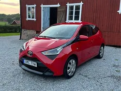 Röd Begagnad 2021 Toyota Aygo X-play Halvkombi | 99 000 kr (Marknadspris)