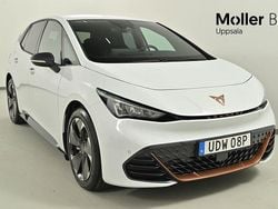 Vit (glacial white metallic) Begagnad 2025 Cupra Born e-Boost Halvkombi | 329 900 kr (Marknadspris)