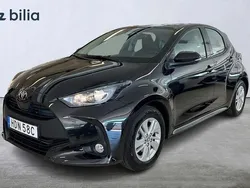 Svart Ny 2024 Toyota Yaris Hybrid Active Halvkombi | 254 900 kr (Marknadspris)