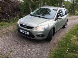 Grå Begagnad 2010 Ford Focus Platinum Kombi | 28 000 kr (Marknadspris)