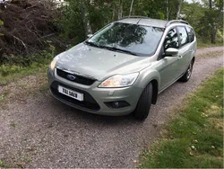 Grå Begagnad 2010 Ford Focus Platinum Kombi | 32 000 kr (Marknadspris)