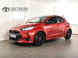 Röd (röd metallic) Begagnad 2023 Toyota Yaris Hybrid Style Halvkombi | 248 900 kr (Lite dyr)