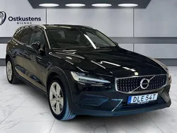Svart Begagnad 2021 Volvo V60 CC Momentum Kombi | 290 000 kr (Bra pris)