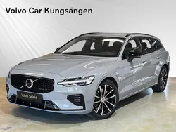 Grå Begagnad 2024 Volvo V60 Plus Kombi | 474 900 kr (Marknadspris)