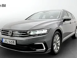 Grå (moonstone grey) Begagnad 2023 VW Passat GTE Kombi | 349 900 kr (Marknadspris)